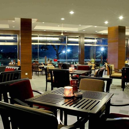 Ciputra Golf, Club & Hotel Surabaya Restaurant billede