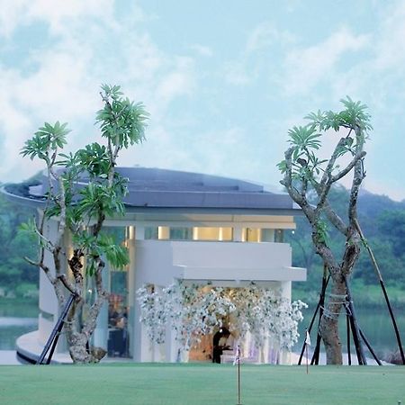 Ciputra Golf, Club & Hotel Surabaya Eksteriør billede