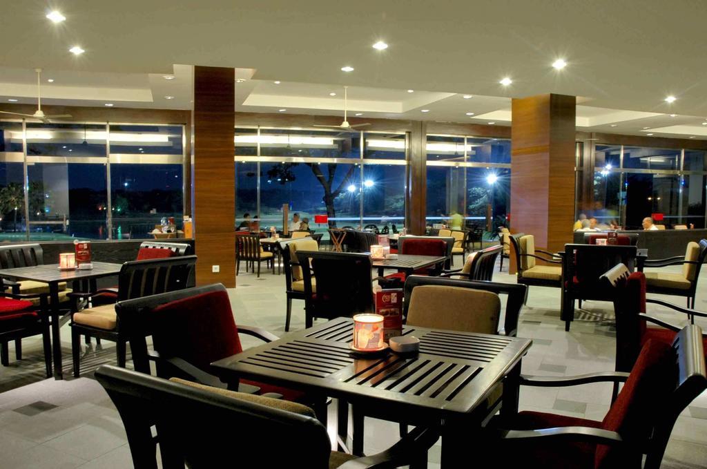 Ciputra Golf, Club & Hotel Surabaya Restaurant billede